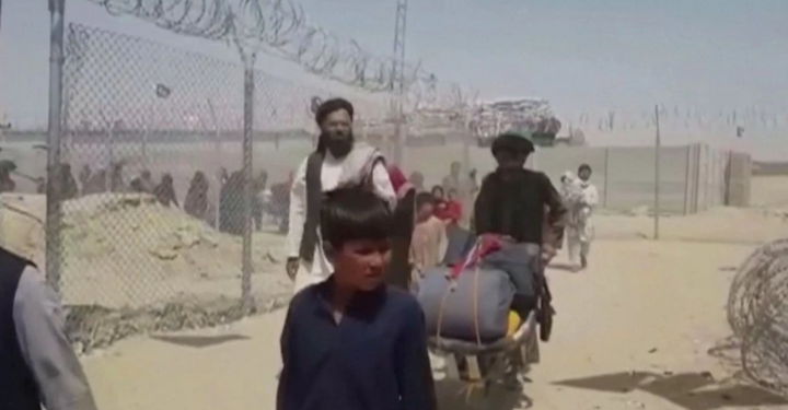 Los afganos buscan escapar de los talibanes a través de las fronteras con Pakistán y Jordania