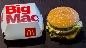Desafío mortal: Hombre se traga una Big Mac entera y casi no lo cuenta