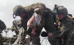 Desgarrador: Así escapó de los talibanes un bebé afgano en el aeropuerto en Kabul (Video)
