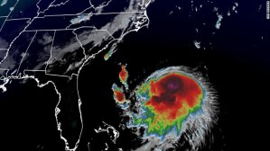 Henri se convirtió en huracán al acercarse a las costas de EEUU