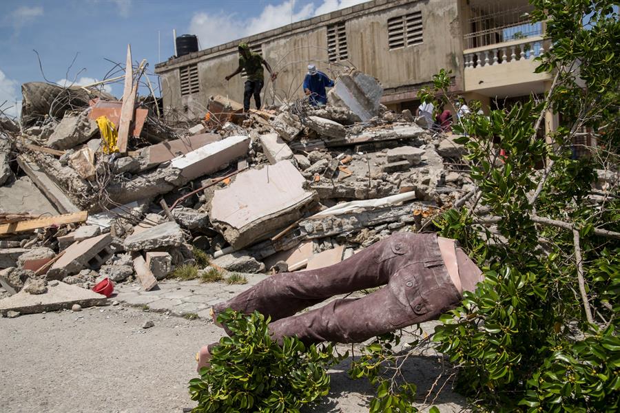 Una ONG denuncia que grupos paramilitares controlan el acceso a la ayuda en Haití tras el terremoto