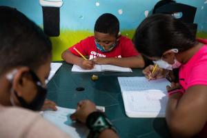 Niños venezolanos inmigrantes podrán integrarse al sistema escolar de Bolivia