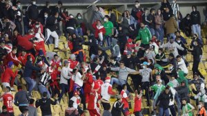 Al menos seis heridos dejaron disturbios en “El Campín” de Bogotá tras el regreso del público a los estadios en Colombia (VIDEOS)