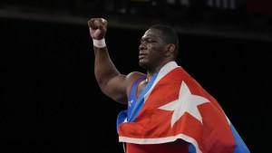 El atleta cubano Mijaín López se convierte en el único luchador en ganar cuatro títulos olímpicos