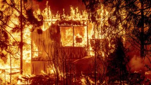 Incendio forestal arrasó con la mayor parte de una ciudad histórica de EEUU (Fotos y Videos)