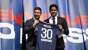 “Espero que Leo no pida más sueldo”: El presidente del PSG bromea sobre el fichaje de Messi (VIDEO)