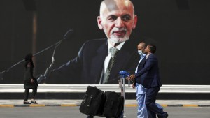 El expresidente de Afganistán no pudo llevarse todo el dinero que quiso en su huida  porque “no le cabía en el helicóptero”