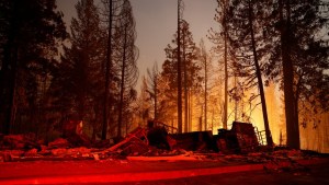Casas destruidas y miles de evacuados: Gran incendio forestal arrasa el norte de California (VIDEOS)