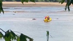 Pensaron que estaba muerto, pero el hombre solo dormía una siesta en un río de Oklahoma (VIDEO)