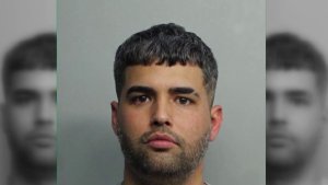 Acusan a un sujeto en Florida de drogar, golpear y prostituir a su novia