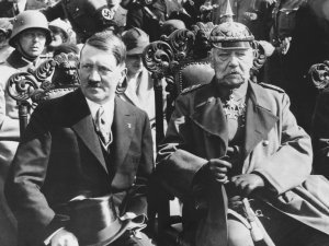 El día que Hitler se convirtió en Führer: La visita a un moribundo, un decreto y la obtención del poder total