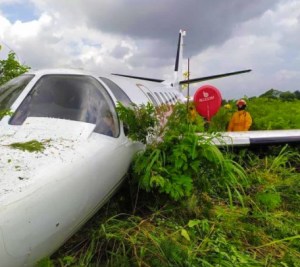 FOTOS: Avioneta con fallas mecánicas en Guárico sobrepasó la pista y fue detenida por la maleza