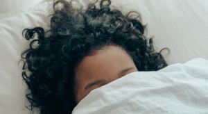 El sueño nocturno prolongado no siempre implica más beneficios… ¡Pero la siesta sí!