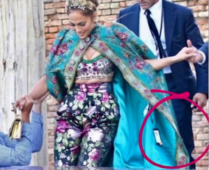 Error monumental: JLo olvidó quitar la etiqueta Dolce & Gabbana a su grandioso “outfit” en Venecia (FOTOS)