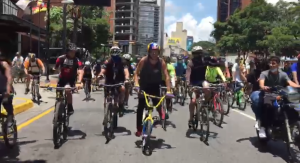 EN VIDEO: Daniel Dhers pedalea junto a una multitud de caraqueños por la avenida Francisco de Miranda este #22Ago