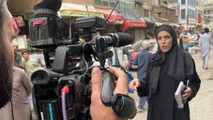 Quién es Clarissa Ward, la periodista que camina las calles de Kabul entre talibanes y AK-47