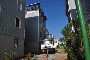 Riesgo inminente: Desalojaron el edificio entero donde se incendió un apartamento en Catia La Mar