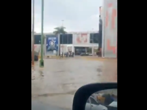 El terminal de Catia la Mar se encuentra anegado tras fuertes lluvias (VIDEO)