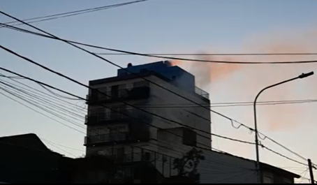 Tres bomberos argentinos perdieron la vida intentando apagar el incendio de un edificio