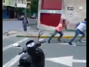 Puños y corrida: Así se enfrentaron chavistas frente a la alcaldía de Guaicaipuro en Los Teques (VIDEO)