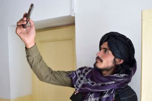 Cómo Facebook, Twitter y YouTube están manejando a los talibanes