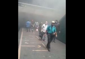 Desalojaron a usuarios del Metro de Caracas tras falla de un tren en la estación Miranda (Videos)