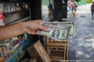 Los remates de “todo a un dólar” soportan la economía popular en Caracas