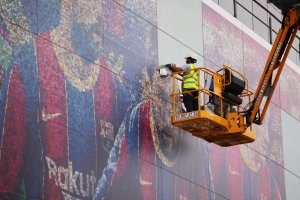 La primera medida que tomó Barcelona tras la salida de Messi: Retiraron su gigantografía del Camp Nou