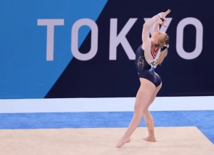 La gimnasta estadounidense Jade Carey gana el oro olímpico en suelo