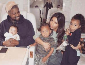 Kim Kardashian reforzó la seguridad de sus hijos luego de que Kanye West revelara información sensible