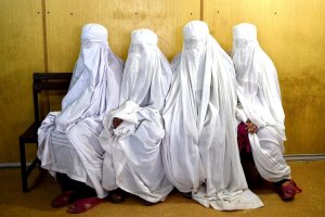 Talibanes restringirán derechos de las mujeres a lo que decidan los “eruditos islámicos”