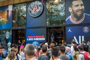 Crece la “Messimanía” en Francia: La interminable cola para comprar su camiseta en una tienda oficial del PSG (VIDEO)