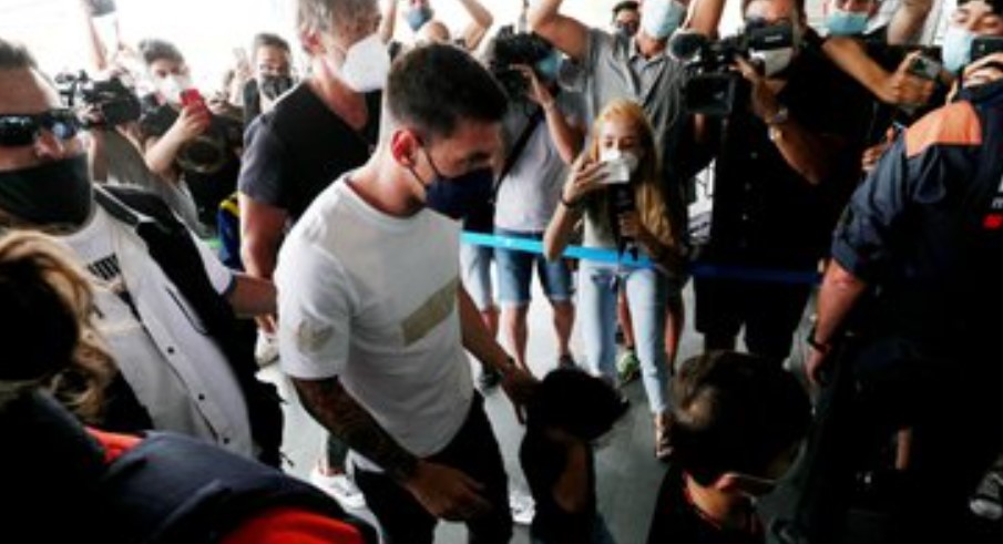 Messi vuela con su familia a París para firmar por el PSG (Video)