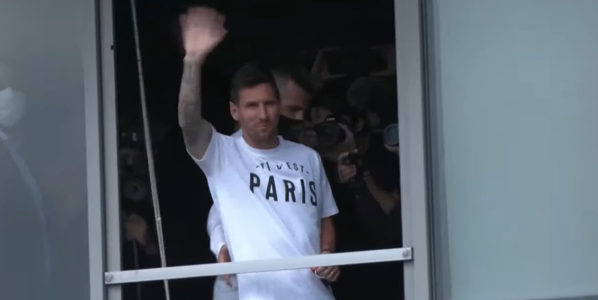 Messi aterriza en París para firmar su contrato con el PSG