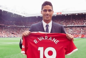 Manchester United hace oficial la llegada de Raphaël Varane hasta 2025