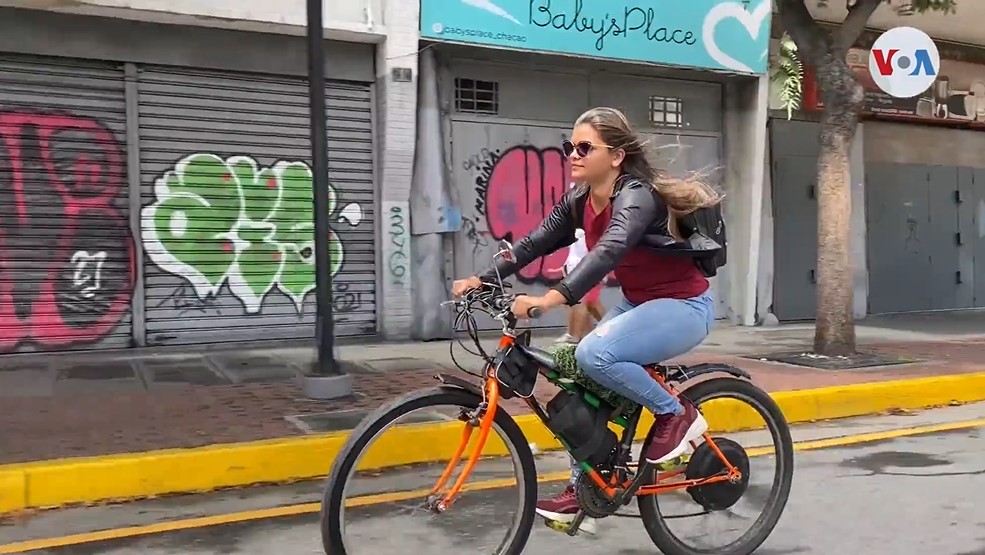 Joven venezolana desarrolla su propia bicicleta eléctrica para dejar de depender de la gasolina (Video)
