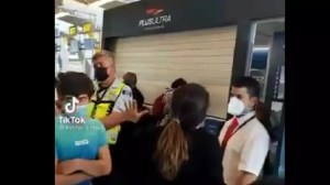 Indignación en Venezuela contra Plus Ultra por dejar tirados a cientos de pasajeros en Barajas (Video)