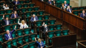 El Legislativo de Polonia aprobó una ley criticada por Israel que limita los reclamos de las víctimas del Holocausto