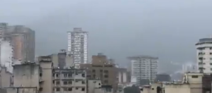 EN VIDEO: Con fuertes vientos inicia la lluvia en la ciudad de Caracas este #28Ago