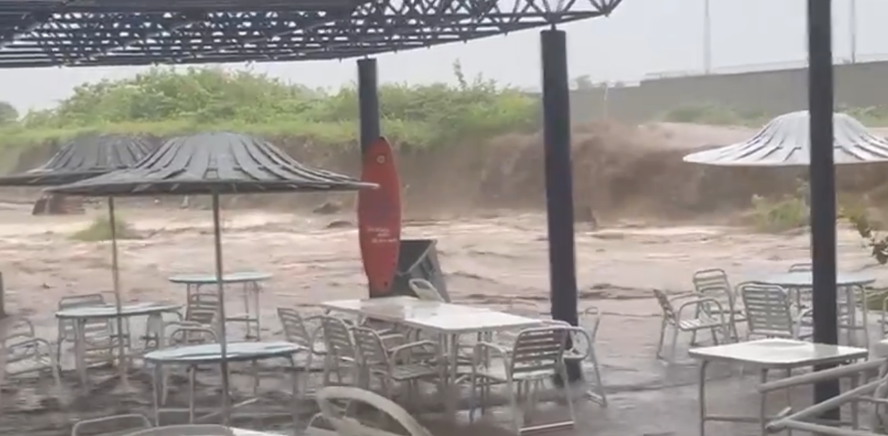Club Camurí Grande afectado tras el desborde del río en Naiguatá por las fuertes lluvias este #28Ago (Videos)