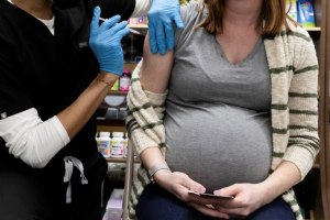 Médicos en EEUU piden a las embarazadas que se vacunen contra el coronavirus