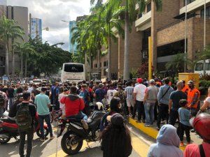 Con cánticos y gritos, hinchas esperan ver a Messi tras su llegada a Caracas (VIDEOS)