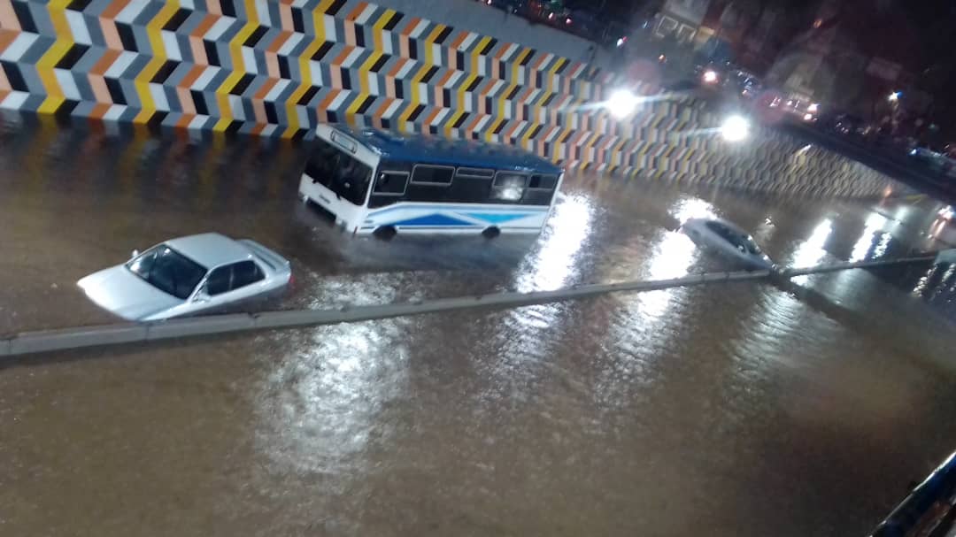 Mujer quedó atrapada en la avenida Libertador inundada por las lluvias (VIDEOS)