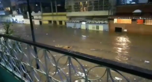 ¡Una laguna! Así quedó calle en Prado De María tras fuertes lluvias de este #11Ago (VIDEO)