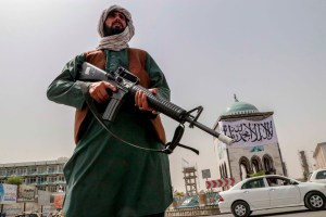 EEUU admitió que los talibanes capturaron muchas de sus armas y equipos