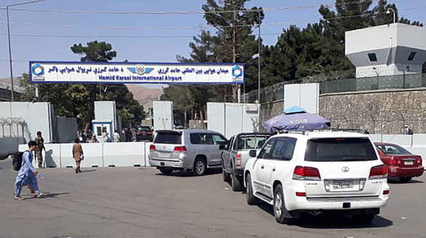Confusión y desesperación en el aeropuerto de Kabul, donde miles de afganos tratan de huir