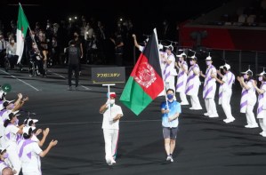 La bandera de Afganistán desfila en los Paralímpicos en homenaje a la ausencia de sus atletas (FOTOS)