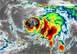 El huracán Grace avanza por el este de México amenazando con fuertes lluvias