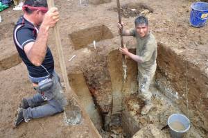 Arqueólogos hallaron una urna intacta de la cultura prehispánica en Ecuador