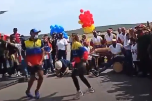 ¡Con sabor! Atletas venezolanos celebraron su llegada a Venezuela bailando tambor (VIDEO)